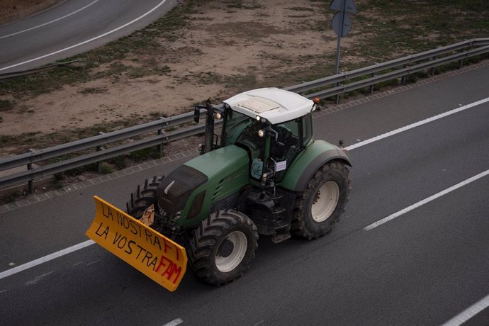 Uno de los tractores que cortan la carretera C-17, sentido sur, a la altura de Parets del Vallès, a 6 de febrero de 2024, en Parets del Vallès, Barcelona, Catalunya (España). Agricultores y ganaderos de toda España han sacado sus tractores a las carretera