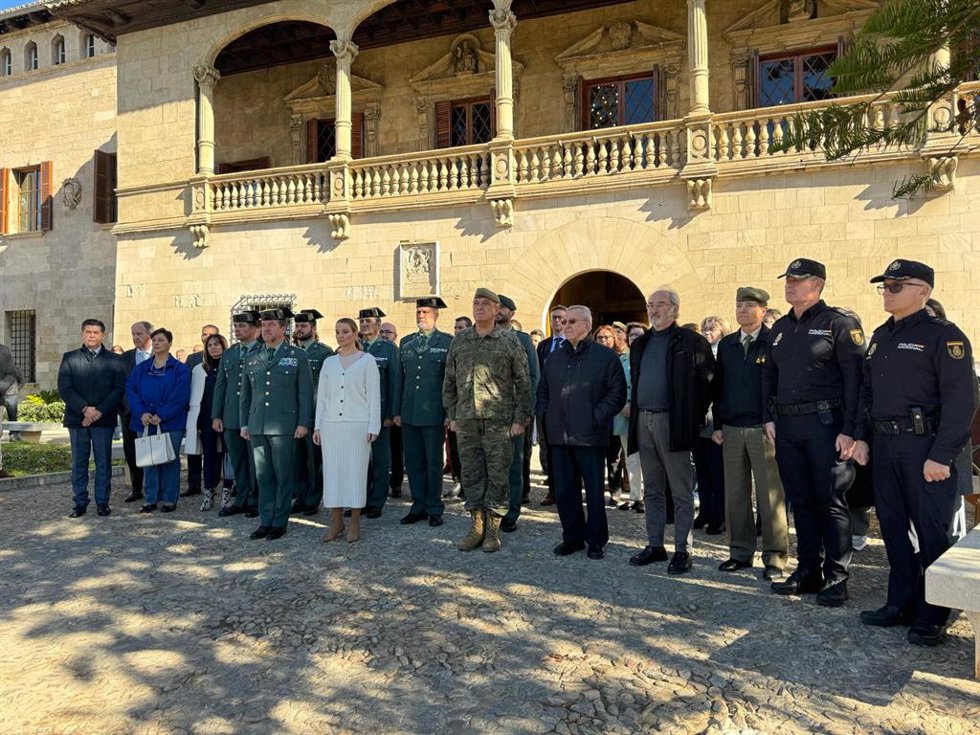 La presidenta del Govern, Marga Prohens, participa en el minuto de silencio por los dos guardias civiles fallecidos en Barbate.