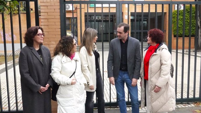 Atención a medios de la portavoz del PSOE-A, María Márquez, ante el IES Llanes de Sevilla.