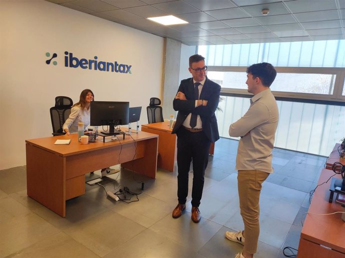 El vicepresidente del Govern, Antoni Costa, visita la sede de Iberiantax en el Parc Bit.
