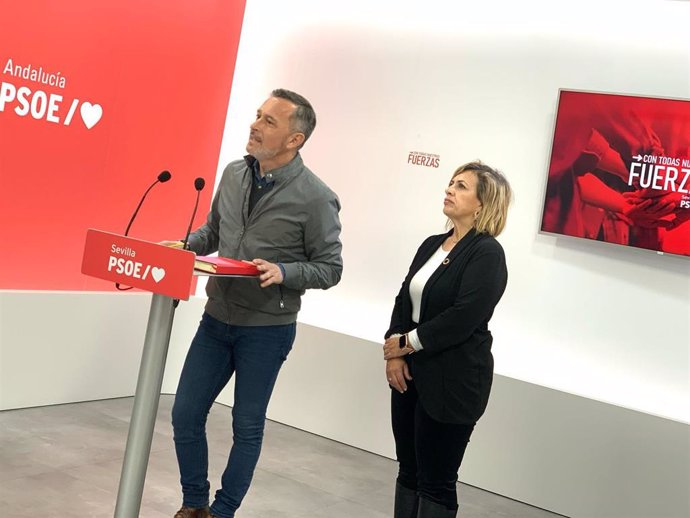 El secretario de Organización del PSOE sevillano, Rafael Recio, junto a la concejala de El Viso Gracia Miranda, en una rueda de prensa en la sede socialista.
