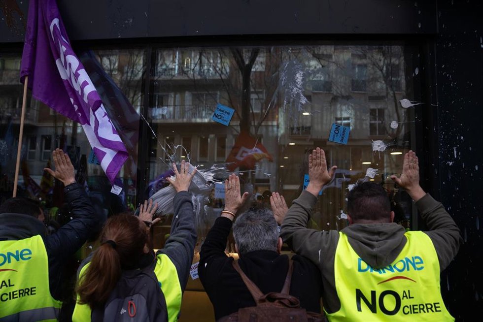 Lanzan yogures a la sede de Danone en Barcelona