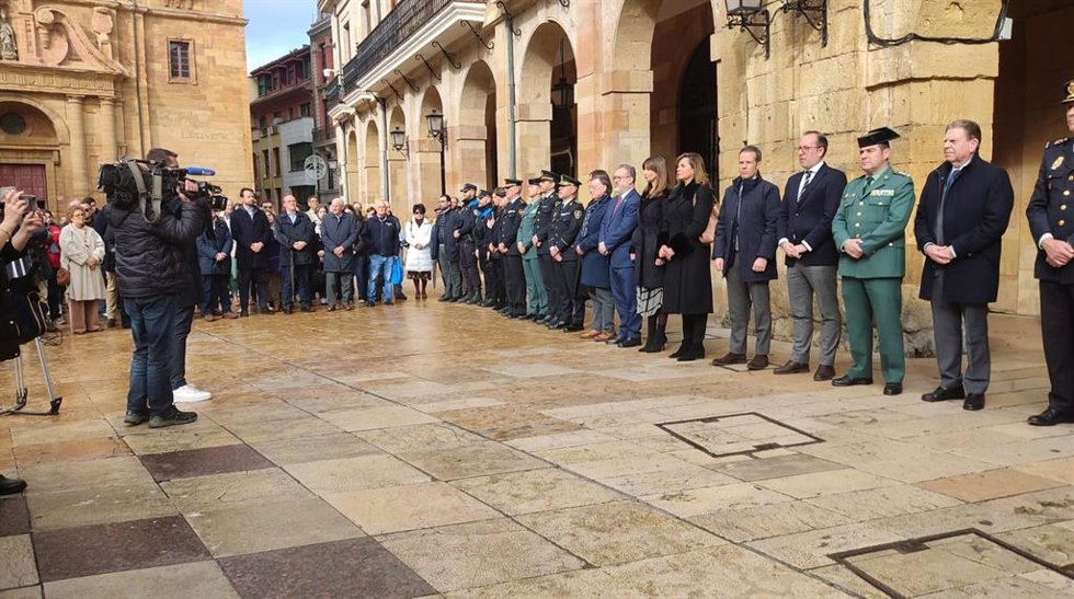 Concentración en recuerdo a los dos guardias civiles que fallecieron en Barbate tras ser arrollados