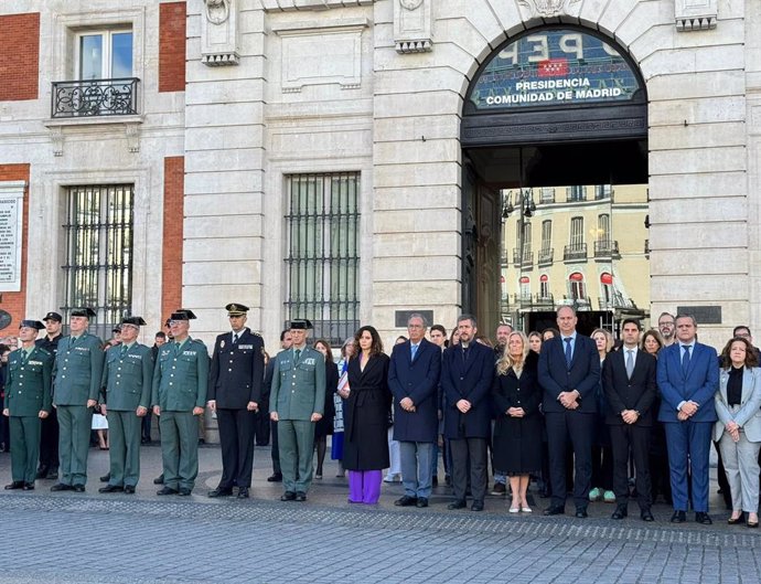 Minuto de silencio en la Real Casa de Correos, sede del Gobierno de la Comunidad de Madrid, por los dos guardias civiles fallecidos en Barbate (Cádiz)