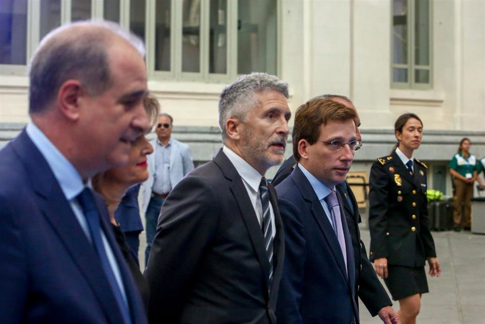 Archivo - El ministro del Interior en funciones, Fernando Grande-Marlaska, y el alcalde de Madrid, José Luis Martínez-Almeida