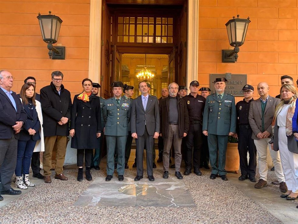 Minuto de silencio en el Parlamen balear