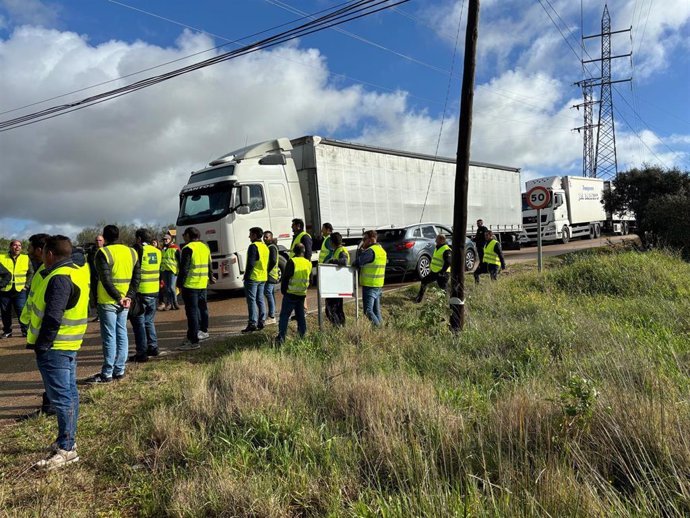 Cortes de carreteras en Mérida por parte de agricultores y transportistas
