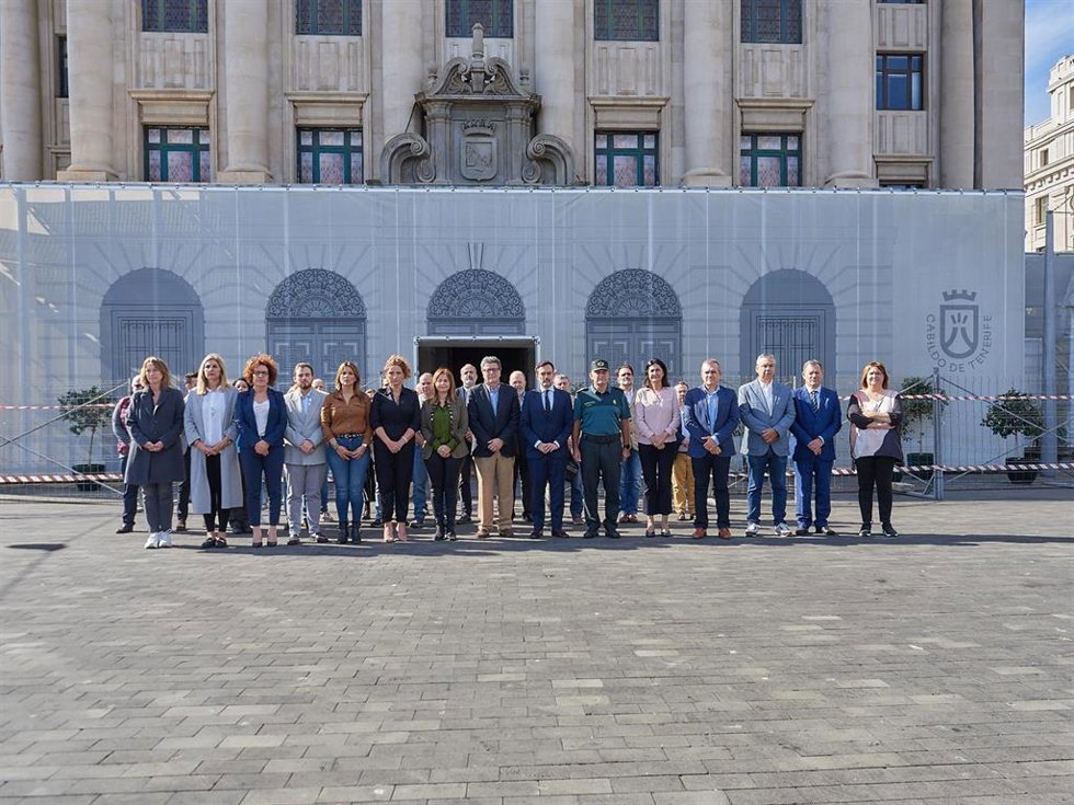 Minuto de silencio en el Cabildo de Tenerife por el asesinato de dos guardias civiles en Barbate