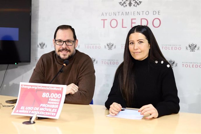 El concejal de Educación, Daniel Morcillo, con la docente toledana Ángela Sánchez-Pérez.