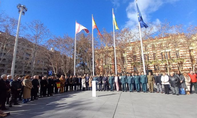Minuto de silencio en la plaza del Ayuntamiento de Logroño en memoria de los dos guardias civiles fallecidos en acto de servicio en Barbate en sus tareas de lucha contra el narcotráfico