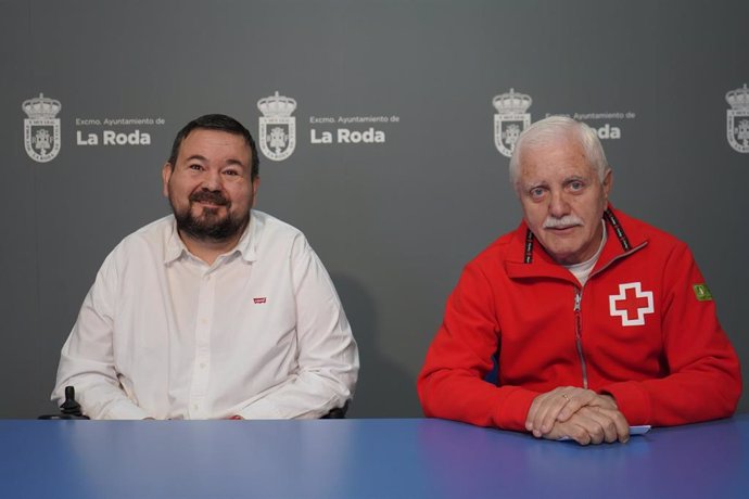 El alcalde de La Roda, Juan Ramón Amores y el presidente provincial de Cruz Roja Albacete, Eloy Ortiz.