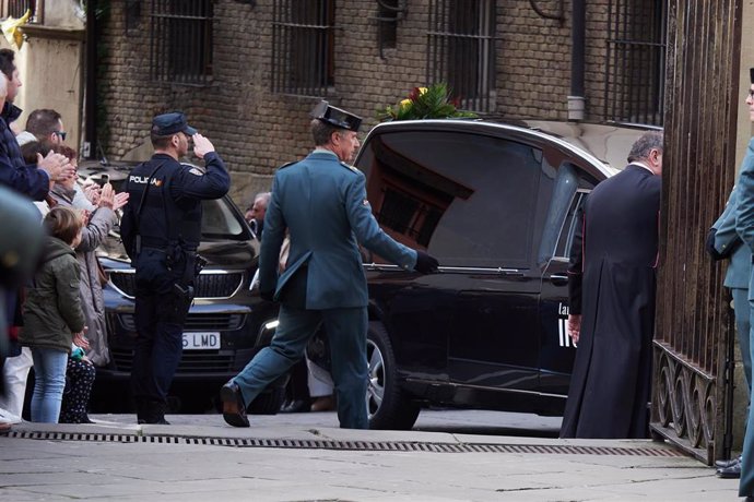 Un coche fúnebre traslada el féretro durante el funeral de uno de los guardias civiles fallecidos en Barbate tras ser embestidos por una narcolancha, en la Catedral de Pamplona.