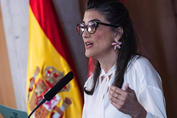 La portavoz de Más Madrid en la Asamblea, Manuela Bergerot, ofrece declaraciones durante un pleno en la Asamblea de Madrid, a 8 de febrero de 2024