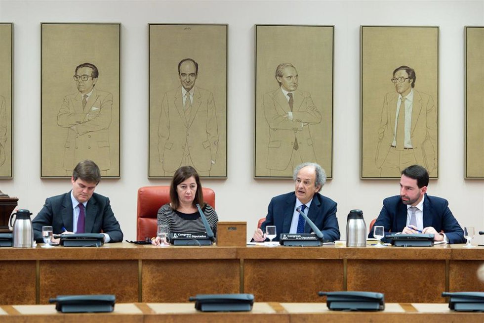Archivo - El secretario general del Congreso, Fernando Galindo (1i), y la presidenta de la Cámara, Francina Armengol (2i), con otros letrados de la institución.