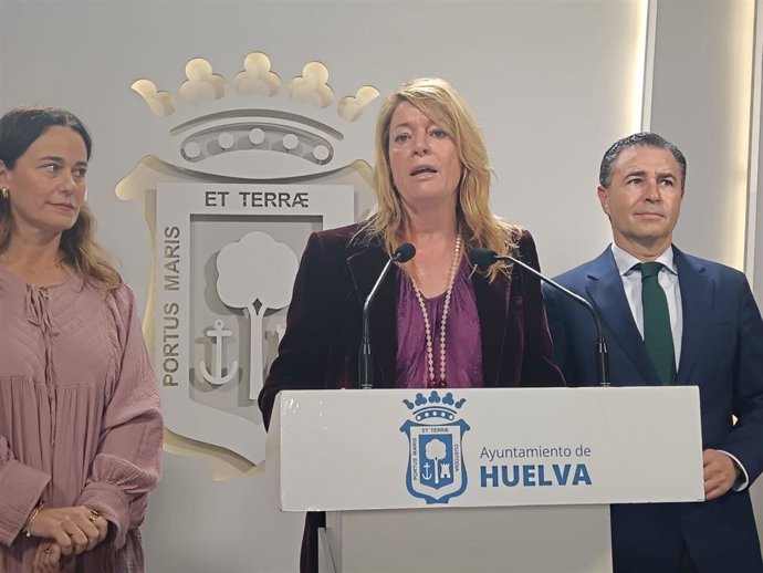 La alcaldesa de Huelva, Pilar Miranda, en rueda de prensa.