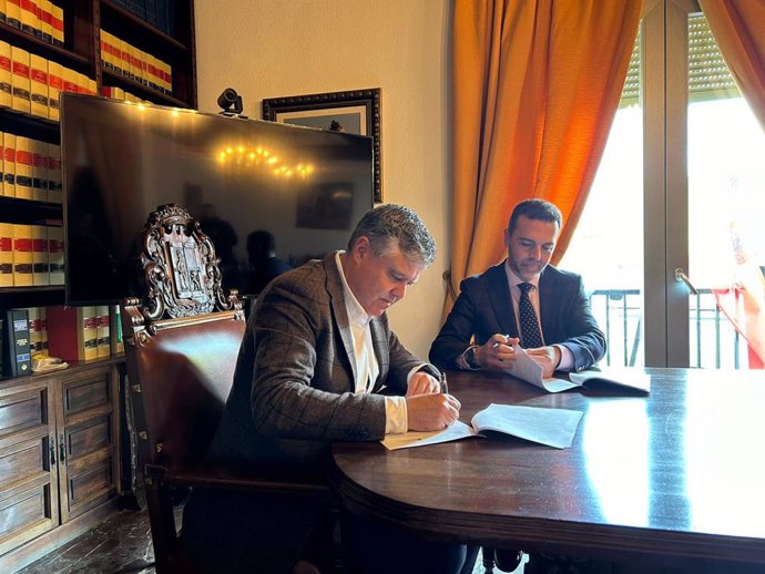 El delegado territorial de Justicia y el alcalde de Mairena del Alcor firman un convenio de colaboración en el Consistorio.