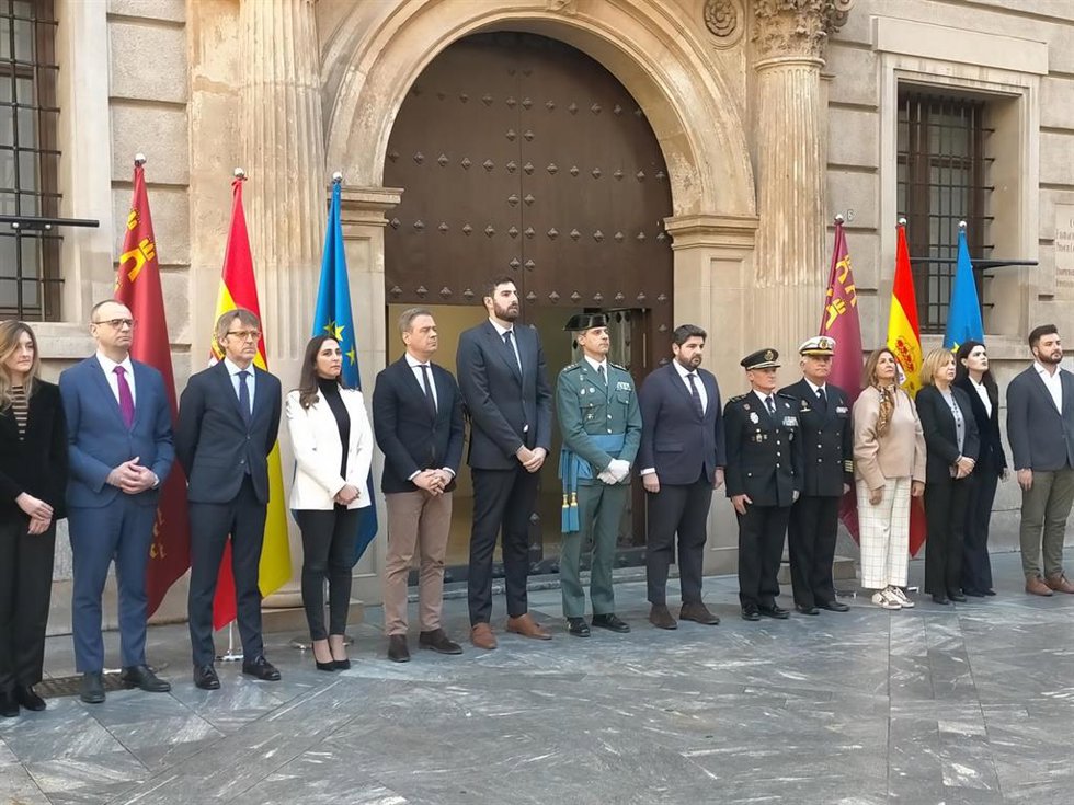 López Miras, acompañado del coronel jefe de la Guardia Civil de la Región de Murcia, Francisco Pulido, a su derecha, y otras autoridades, durante el minuto de silencio por los agentes fallecidos en Barbate