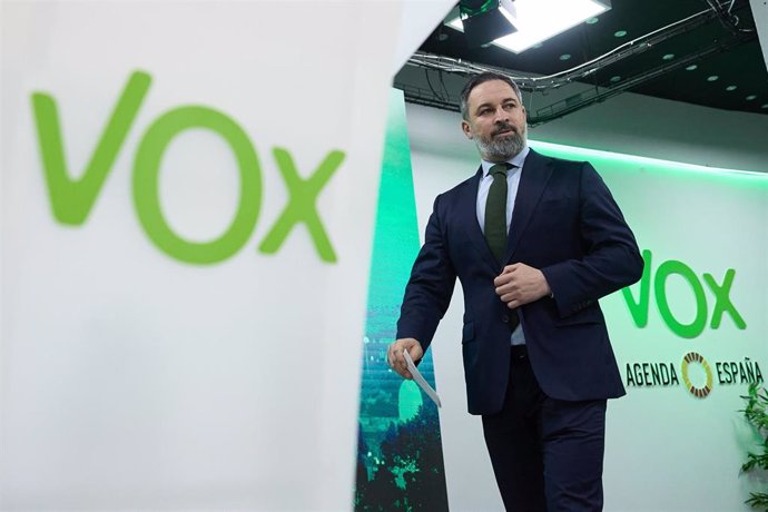 El líder de VOX, Santiago Abascal, llega a una rueda de prensa tras la reunión del Comité de Acción Política de VOX, en la sede del partido, a 12 de febrero de 2024, en Madrid (España).