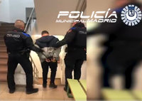 Detenido un hombre condenado por homicidio durante la inspección de locales en Puente de Vallecas