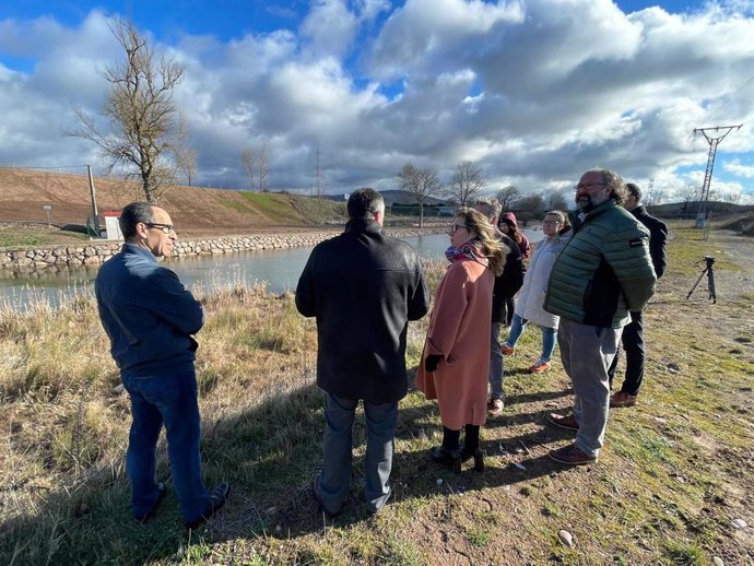 La delegada del Gobierno en Cantabria visita las obras de la CHE en la confluencia del Híjar y Ebro