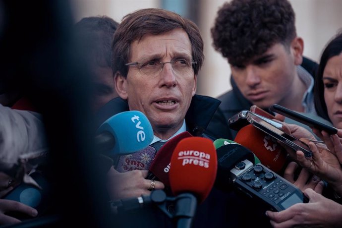 El alcalde de Madrid, José Luis Martínez-Almeida, ofrece declaraciones a los medios, durante un minuto de silencio convocado por el Ayuntamiento de Madrid en memoria de los dos agentes de la Guardia Civil caídos en acto de servicio en Barbate