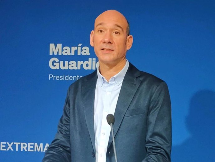 El portavoz del PP de Extremadura, José Ángel Sánchez Juliá, en una comparecencia en la sede del partido.
