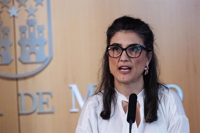 La portavoz de Más Madrid en la Asamblea, Manuela Bergerot, ofrece declaraciones durante un pleno en la Asamblea de Madrid, a 8 de febrero de 2024, en Madrid (España).