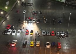 Imagenes de la Policía Local de Lugo de una quedada de vehículos en el aparcamiento del Pazo Universitario.