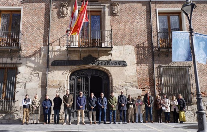 Minuto de silencio en la sede de la Diputación de Valladolid por los dos agentes de la Guardia Civil fallecidos en Barbate.
