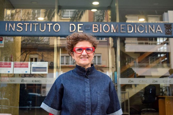 Susana Rodríguez, en la entrada de la sede del Instituto de Biomedicina de Valencia (IBV-CSIC) en la calle Jaume Roig.