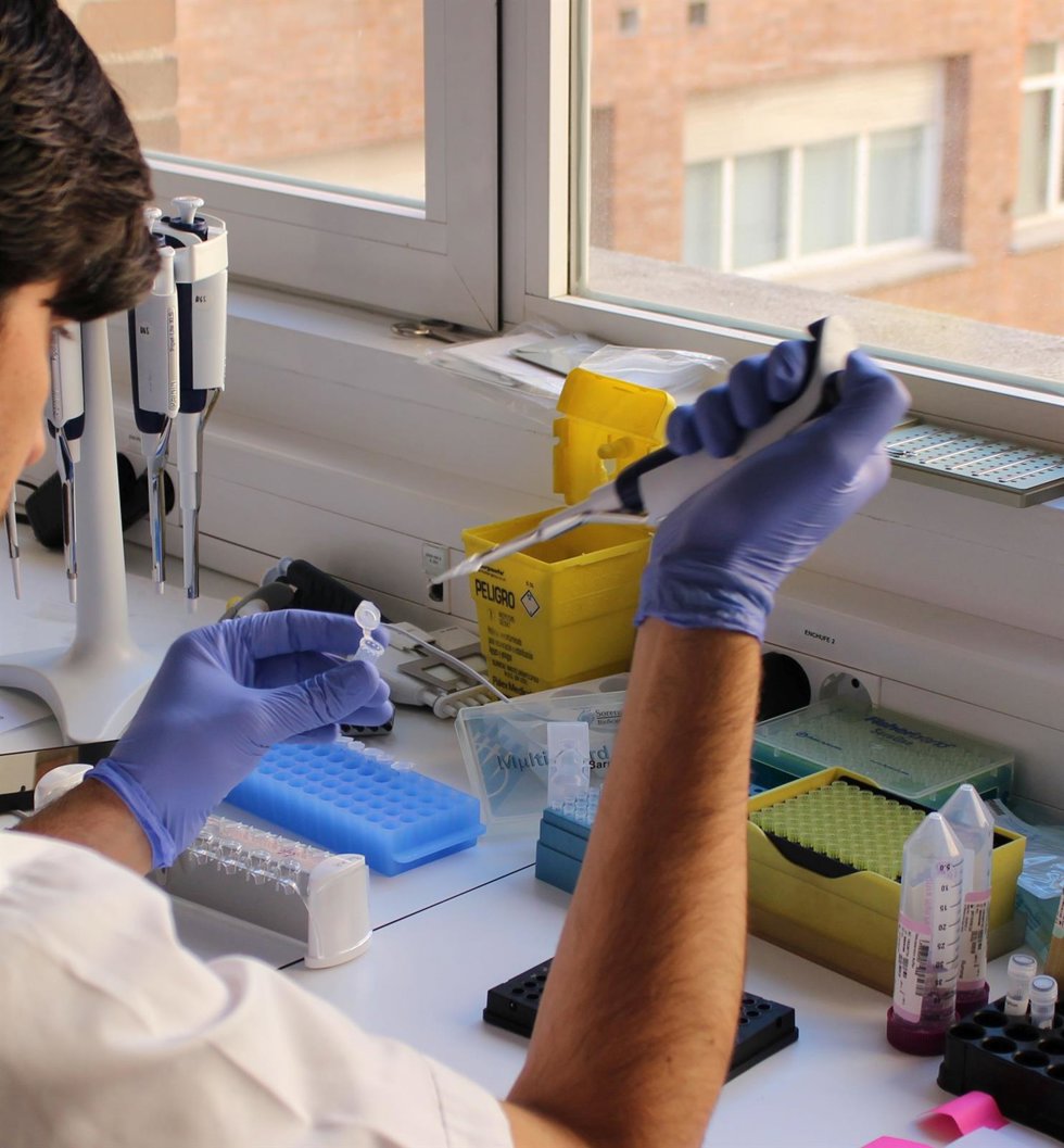 Archivo - Una trabajadora de un laboratorio. 