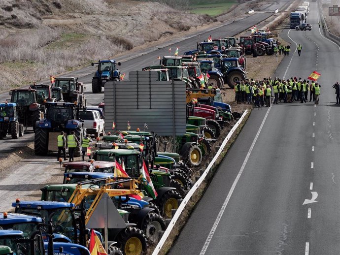 Tractores en el acceso al polígono Lentiscares durante la sexta jornada de protestas de agricultores y ganaderos, a 12 de febrero de 2024, en Navarrete, La Rioja (España). 