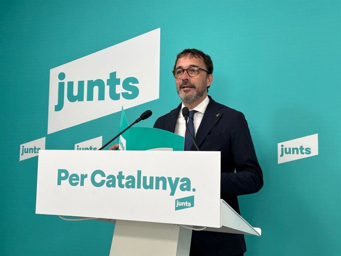 El portavoz de Junts, Josep Rius, en una rueda de prensa este lunes