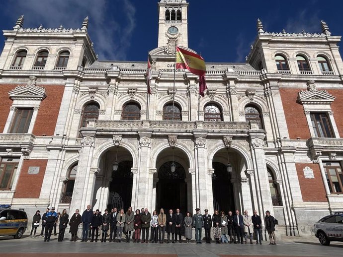 Minuto de silencio a las puertas del Ayuntamiento de Valladolid por la muerte de los dos guardias civiles arrollados por una embarcación de narcotraficantes en Barbate (Cádiz).