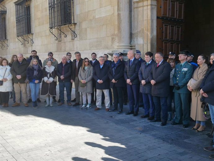 Representantes de las instituciones y de las Fuerzas y Cuerpos de Seguridad del Estado guardan un minuto de silencio ante la sede de la Diputación de León en memoria de los guardias civiles asesinados en Barbate (Cádiz).