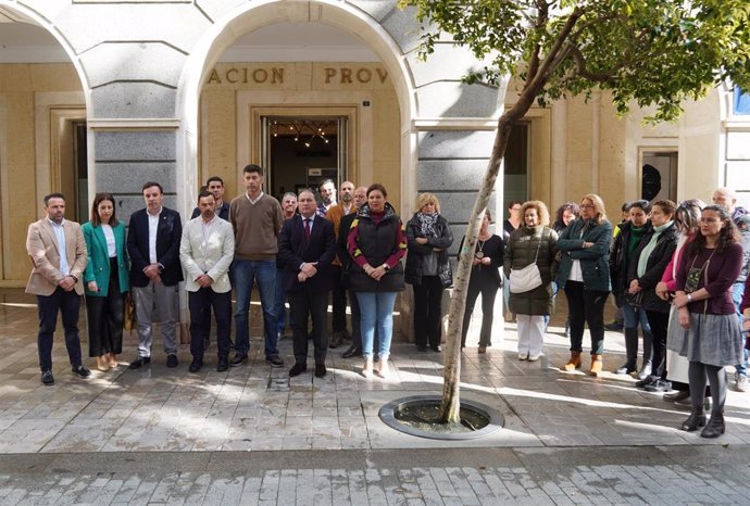 Minuto de silencio en la Diputación de Huelva por los guardias civiles fallecidos en Barbate el pasado viernes.