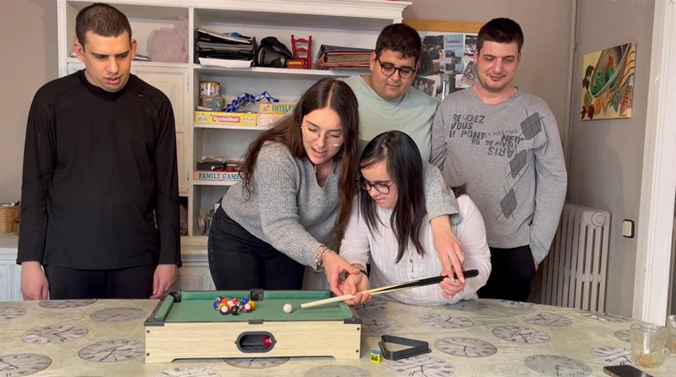 Participantes de 'Aura Hábitat, convivencia en la diversidad', una iniciativa galardonada en los XI 'Premios al Voluntariado Universitario' de Fundación Mutua Madrileña por impulsar la convivencia entre estudiantes y personas con discapacidad intelectua