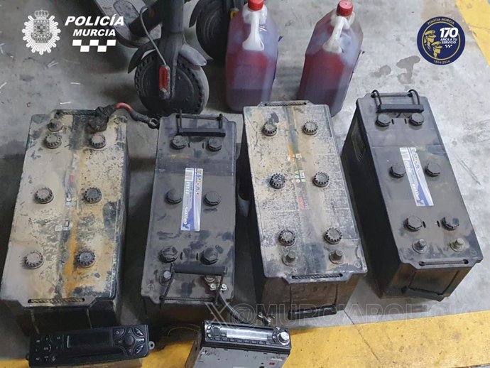 Imagen de las baterías y las garrafas de gasoil intervenidas por la Policía Local