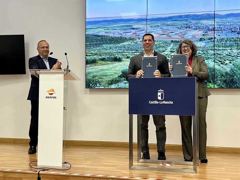 Repsol y Junta firman en Puertollano el primer protocolo de recogida de aceite usado para fabricar combustible renovable.