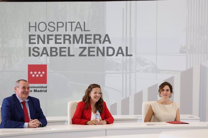 Archivo - La presidenta de la Comunidad de Madrid, Isabel Díaz Ayuso (d), y la consejera de Sanidad, Fátima Matute (c), durante la presentación de los nuevos proyectos sanitarios que albergará el Hospital público Enfermera Isabel Zendal, 