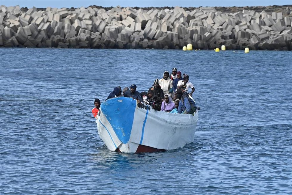 Varios migrantes llegan al puerto de La Restinga, en El Hierro.