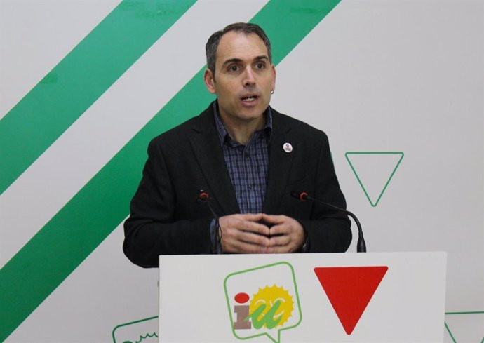 El coordinador de IU Andalucía y diputado de Sumar en el Congreso, Toni Valero, en rueda de prensa