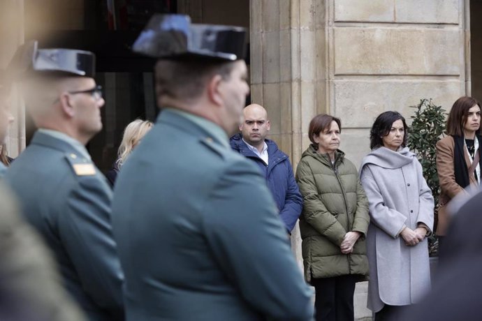 Minuto de silencio en la plaza Mayor de Gijón, en memoria de los dos guardias civiles fallecidos en acto de servicio en Barbate (Cádiz), Miguel Ángel González Gómez y David Pérez Carracedo.