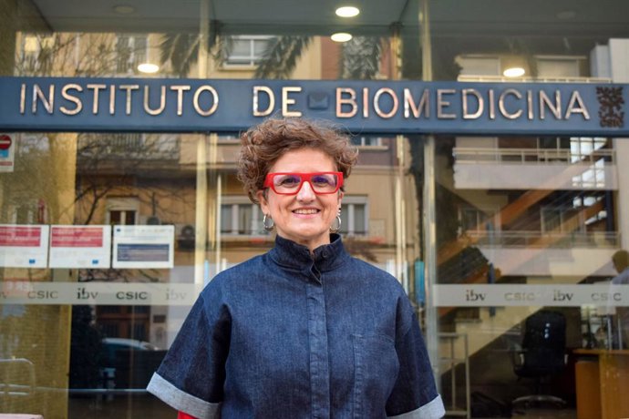 Susana Rodríguez, en l'entrada de la seu de l'Institut de Biomedicina de Valncia (IBV-CSIC) al carrer Jaume Roig.