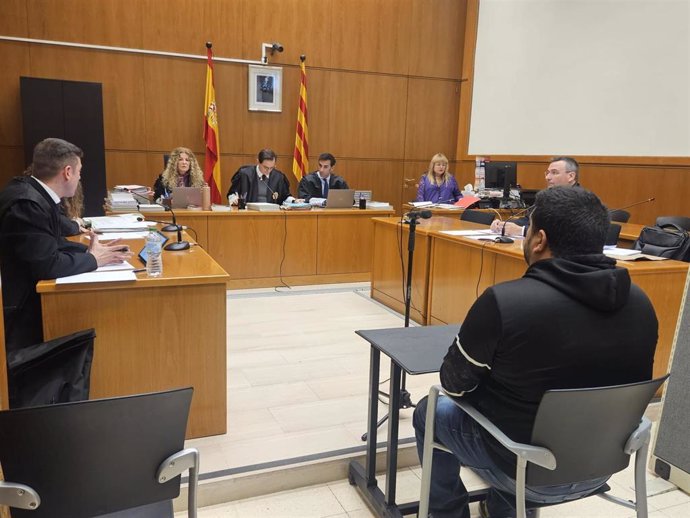 La Audiencia de Barcelona juzga a un entrenador de fútbol sala de Llinars del Vallès (Barcelona), de 39 años, acusado de presuntamente agredir sexualmente a una menor de su club, que tenía 14 años. El 12 de febrero de 2024.