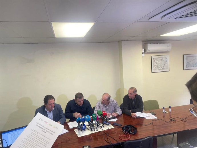 Los responsables de Asaja, COAG, UPA y Cooperativas Agro-alimentarias informan de movilizaciones ante la situación del sector.