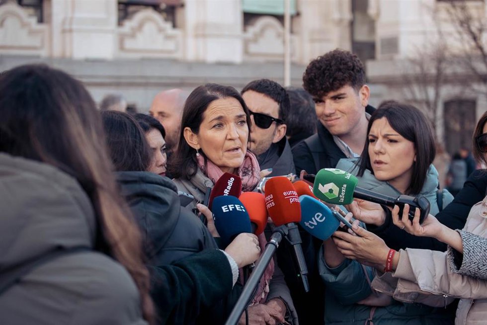 La portavoz del PSOE en el Ayuntamiento, Reyes Maroto, ofrece declaraciones a los medios durante un minuto de silencio convocado por el Ayuntamiento de Madrid en memoria de los dos agentes de la Guardia Civil caídos en acto de servicio en Barbate