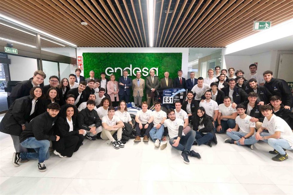 Foto de familia tras la firma del convenio de colaboración entre Endesa y la escudería ARUS de la US.