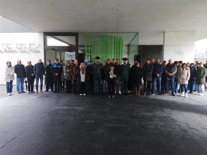 El Ayuntamiento del Valle de Egüés mantiene un minuto de silencio por los guardias civiles asesinados en Barbate