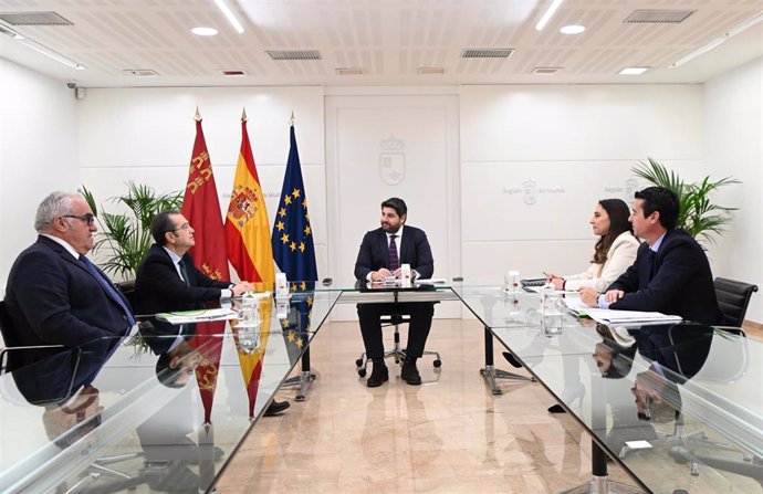 Imagen de la reunión mantenida por el presidente del Gobierno regional, Fernando López Miras, con el presidente de la Agrupación de Industrias Alimentarias de la Región de Murcia, Alicante y Albacete (Agrupal), José García Gómez